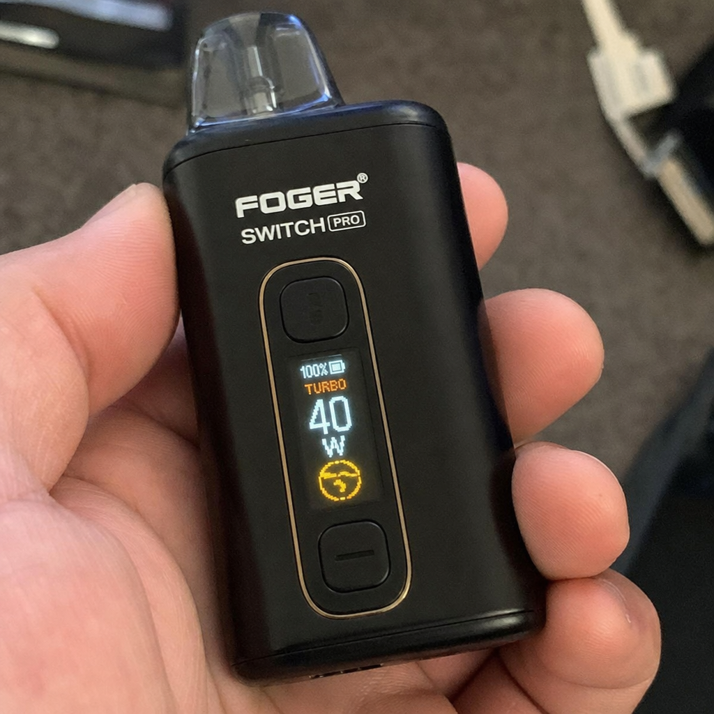 Foger Switch Pro vape pod screen showing 40W wattage and battery level on VapeFeat